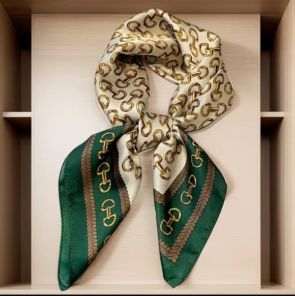 Horsebit Design scarf. 27.5 in square. Silky soft with Gucci Vibes. New - Picture 6 of 6